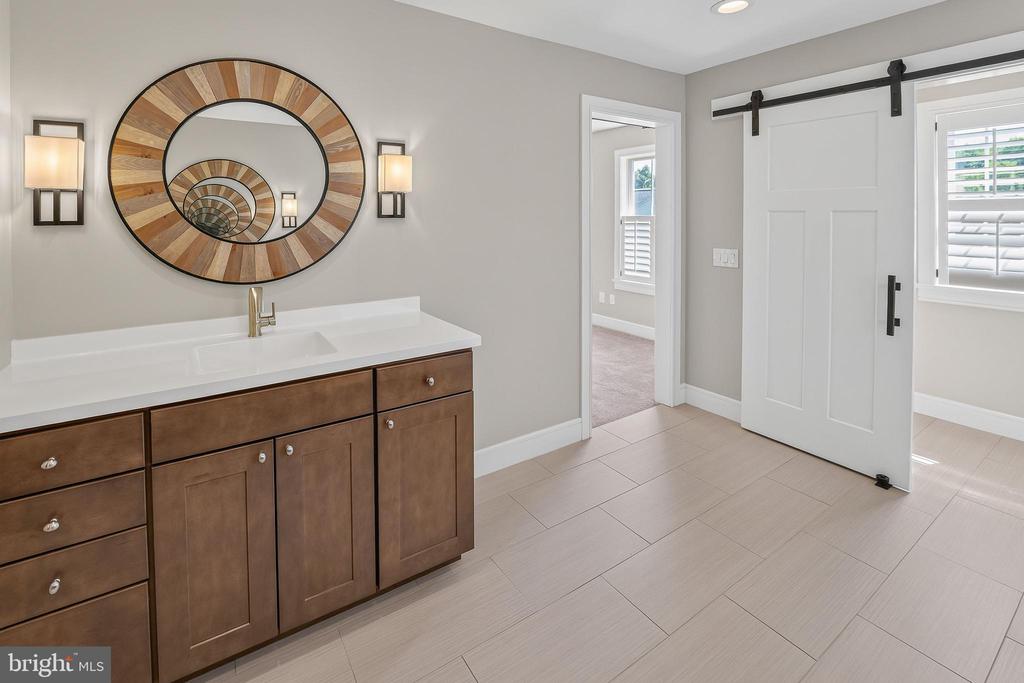6 EDGEFIELD COURT