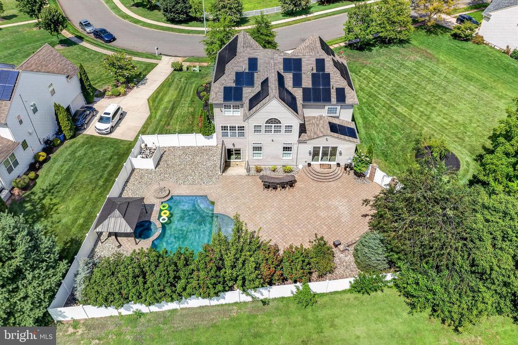 6 EDGEFIELD COURT