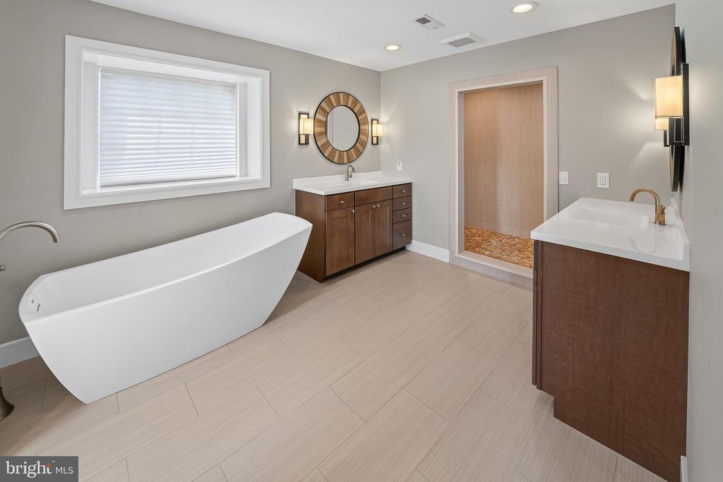6 EDGEFIELD COURT