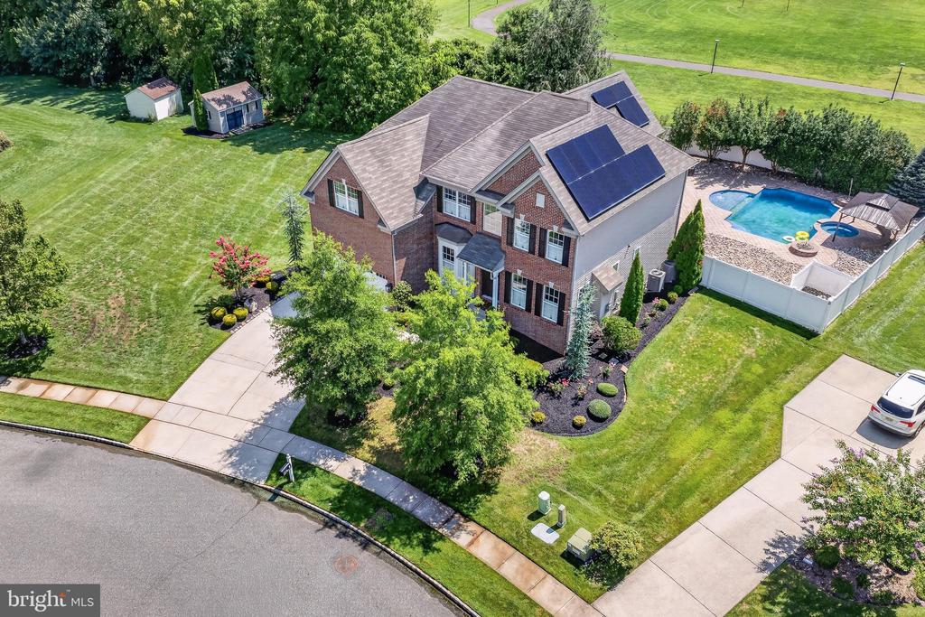 6 EDGEFIELD COURT