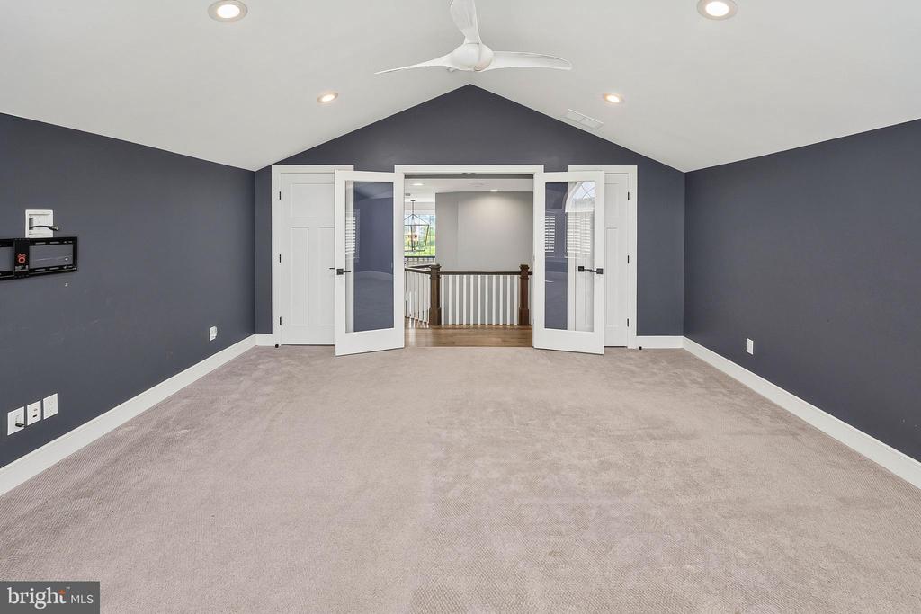 6 EDGEFIELD COURT