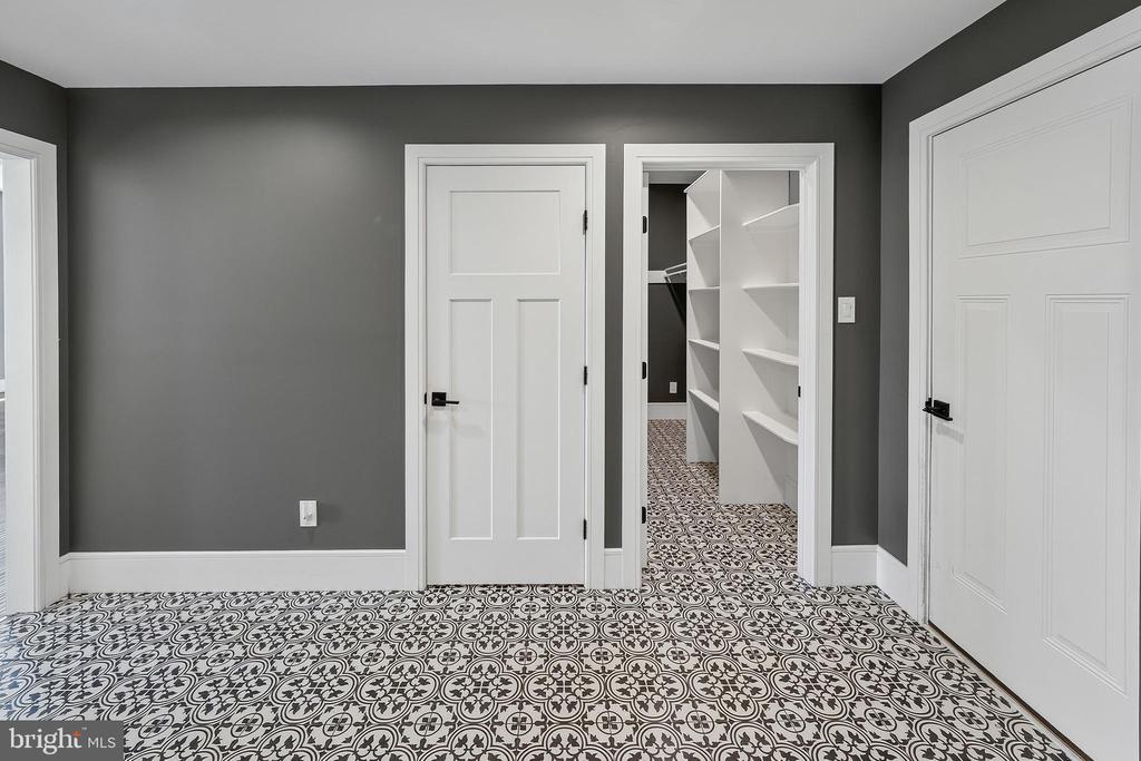 6 EDGEFIELD COURT