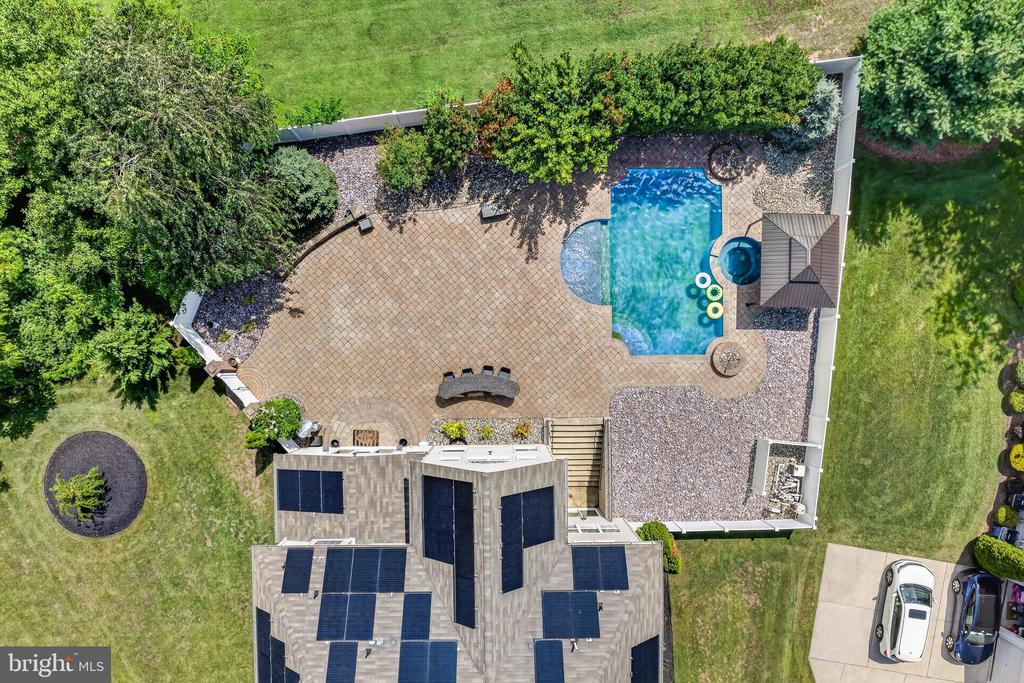 6 EDGEFIELD COURT