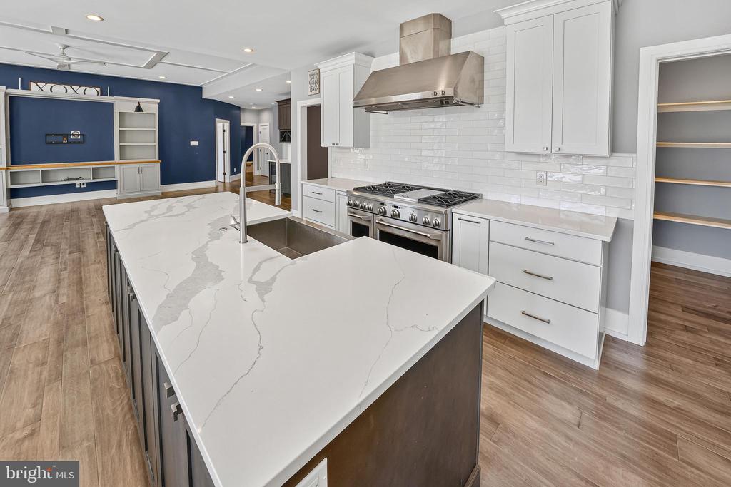 6 EDGEFIELD COURT