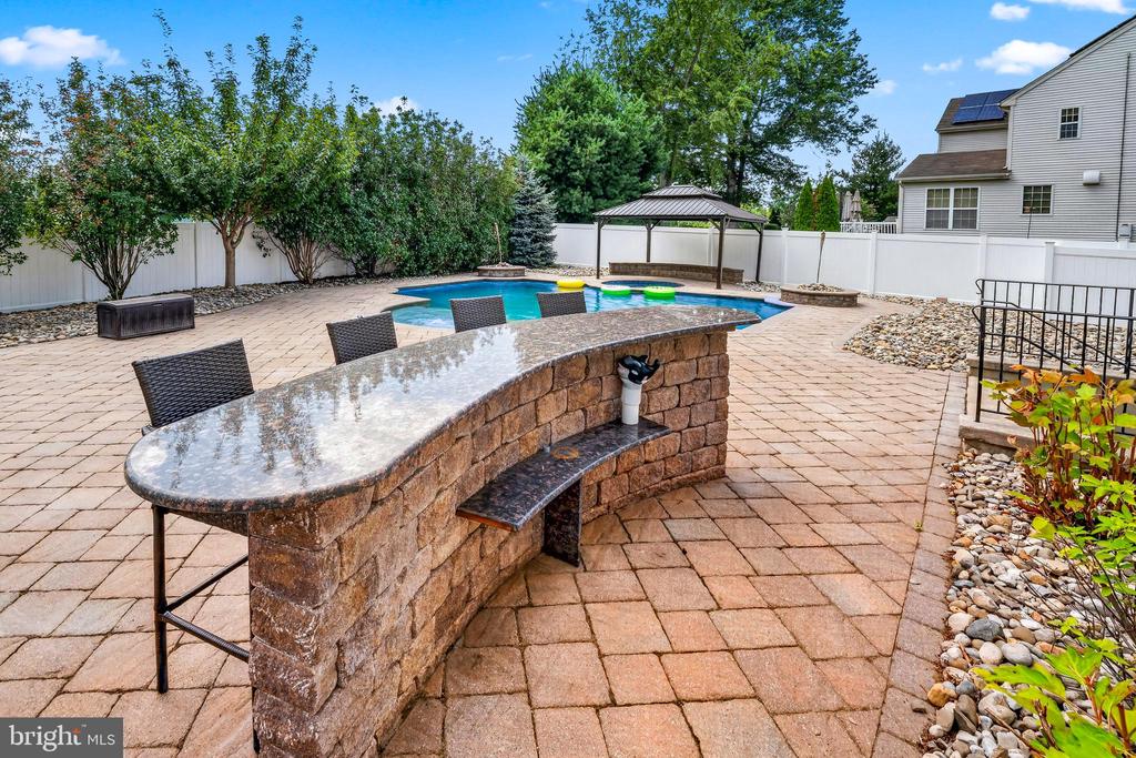 6 EDGEFIELD COURT