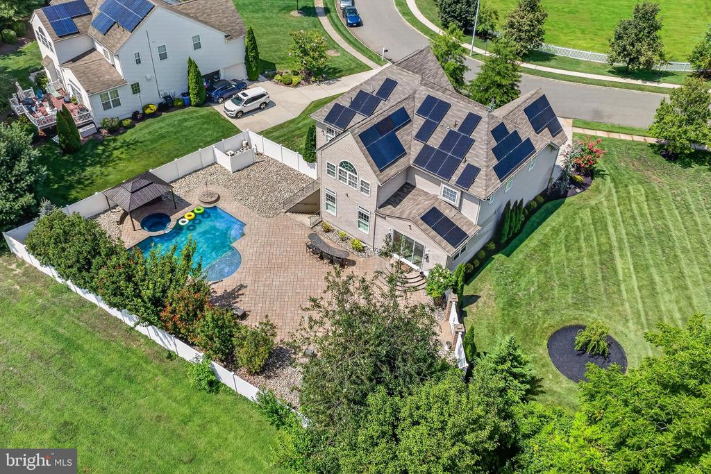 6 EDGEFIELD COURT
