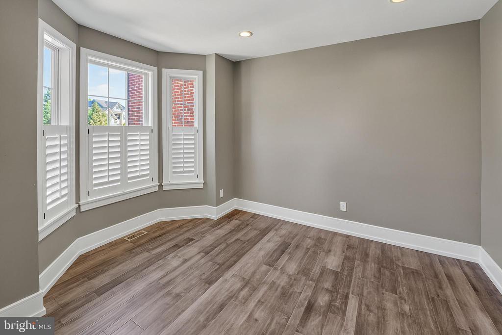 6 EDGEFIELD COURT
