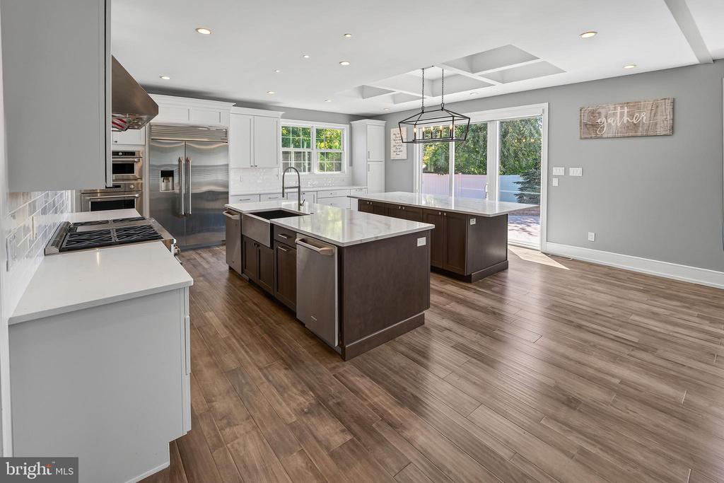 6 EDGEFIELD COURT
