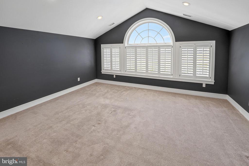 6 EDGEFIELD COURT