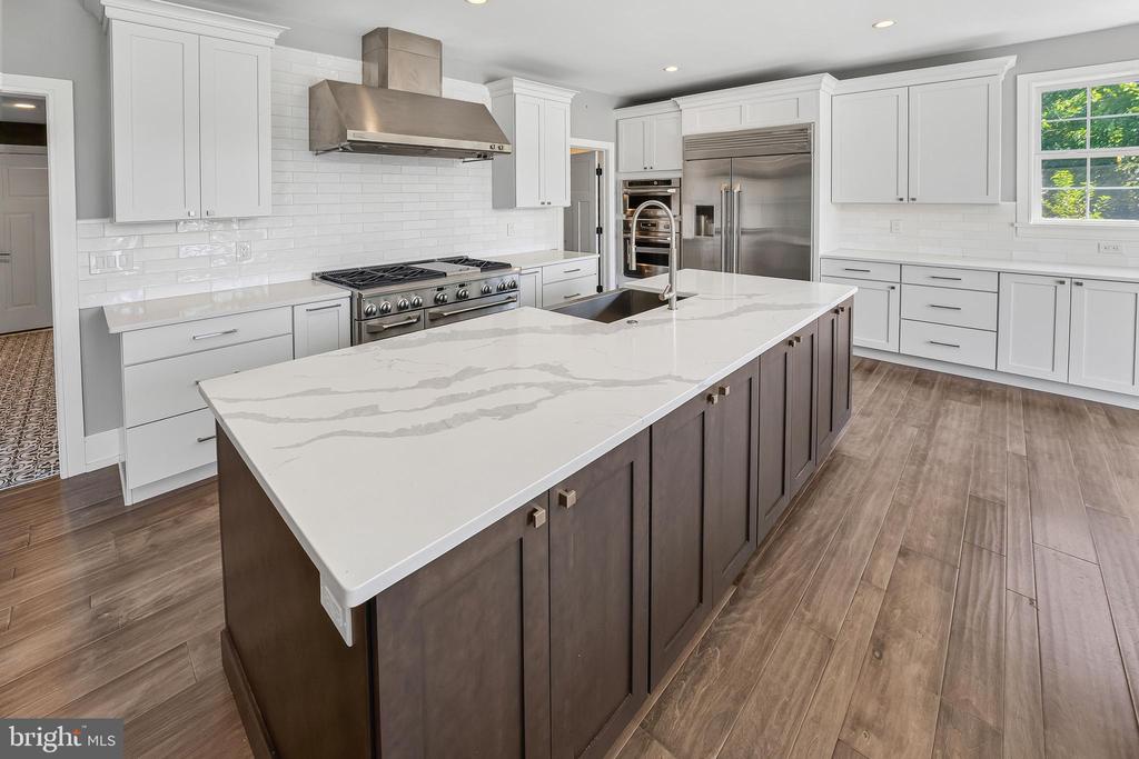 6 EDGEFIELD COURT