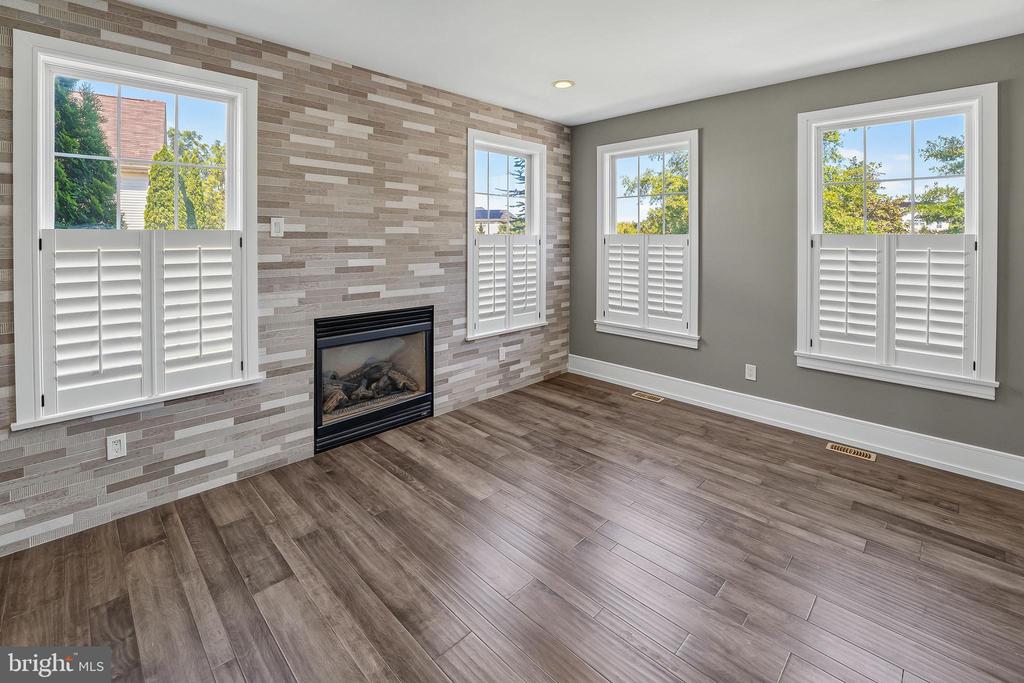 6 EDGEFIELD COURT