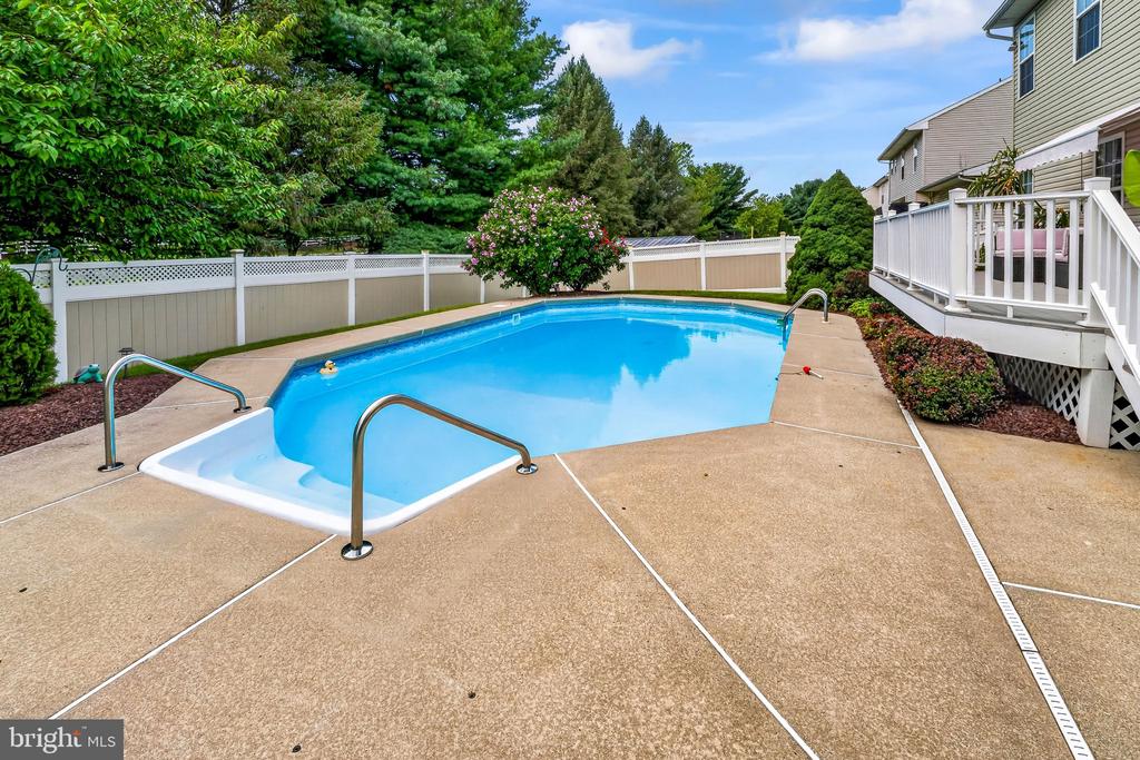894 ASHBURN WAY