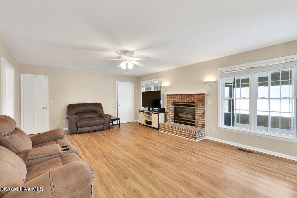 24 Queens Grant Circle SW