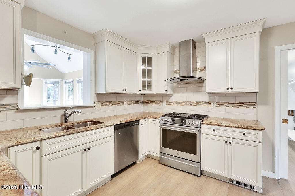 24 Queens Grant Circle SW