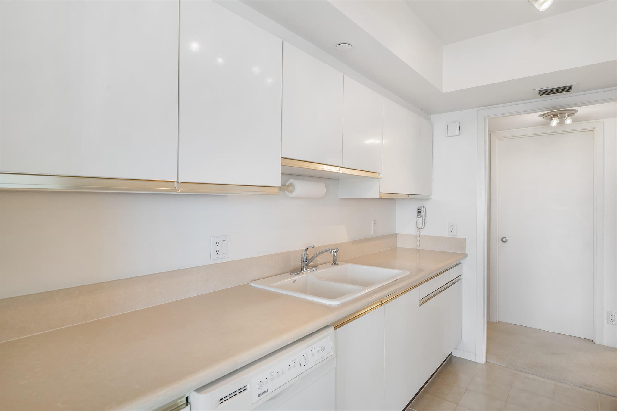 5280 N Ocean Drive 3f