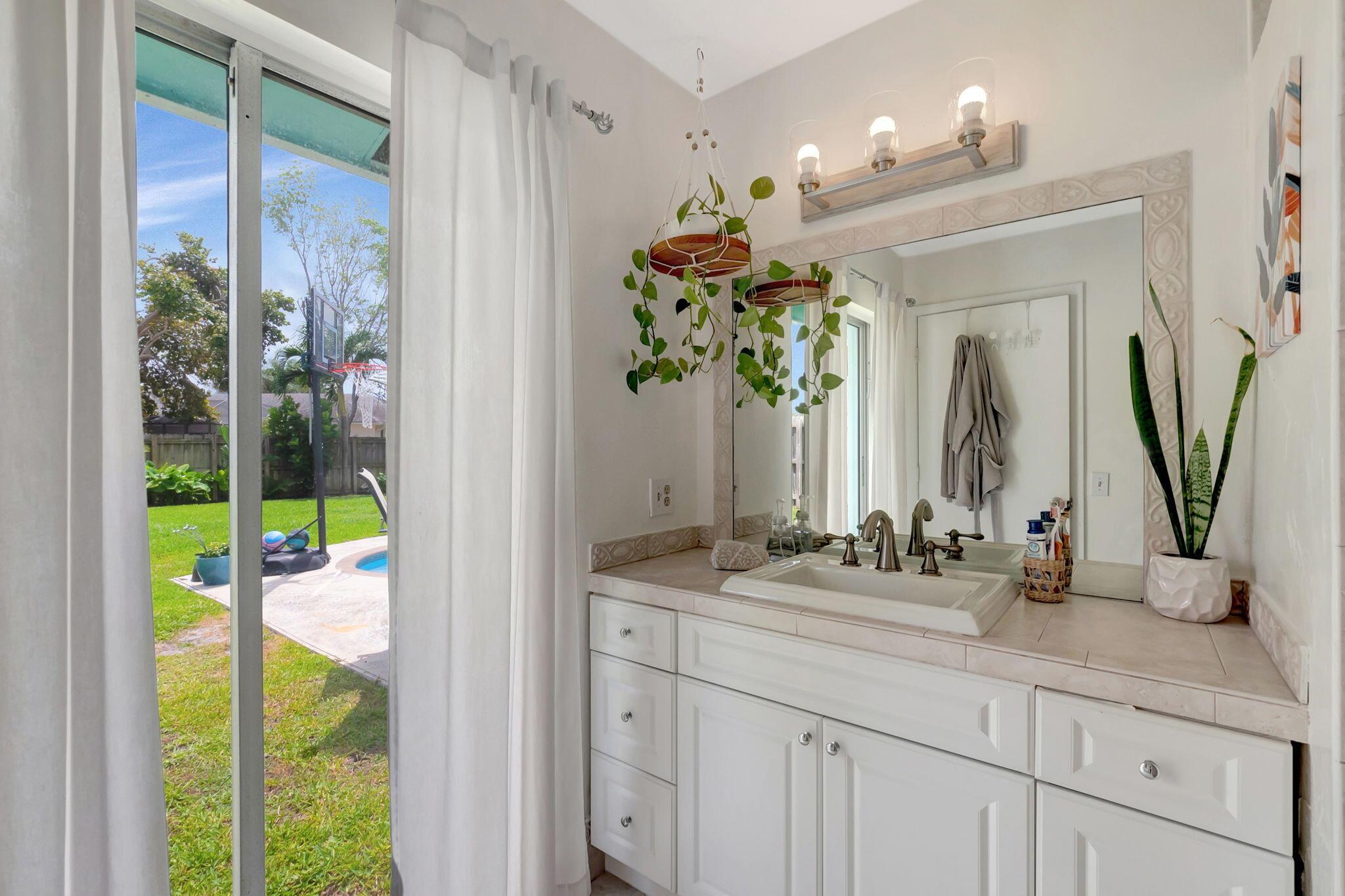 836 NW 9th Way
