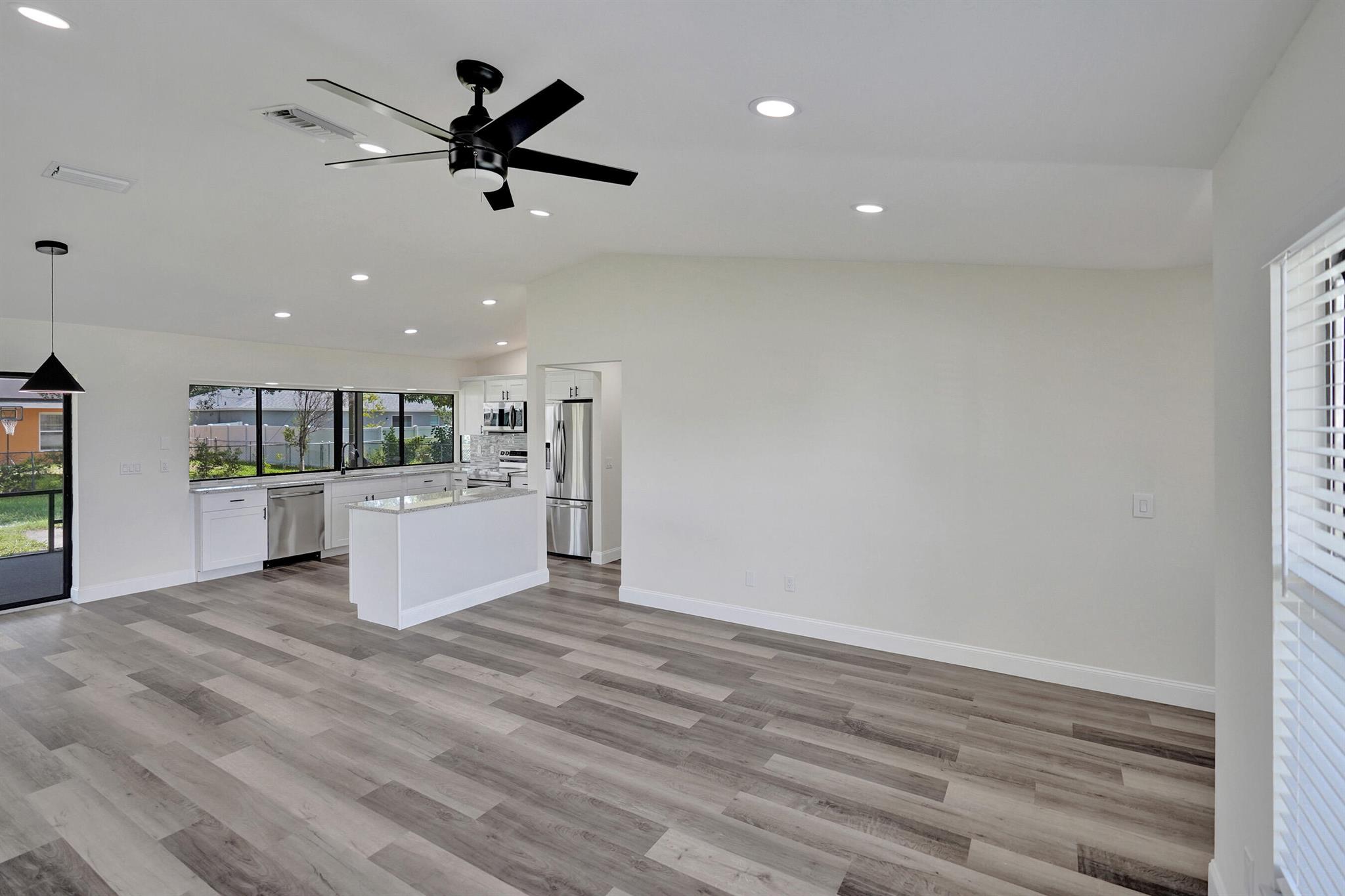 347 SW Duxbury Avenue