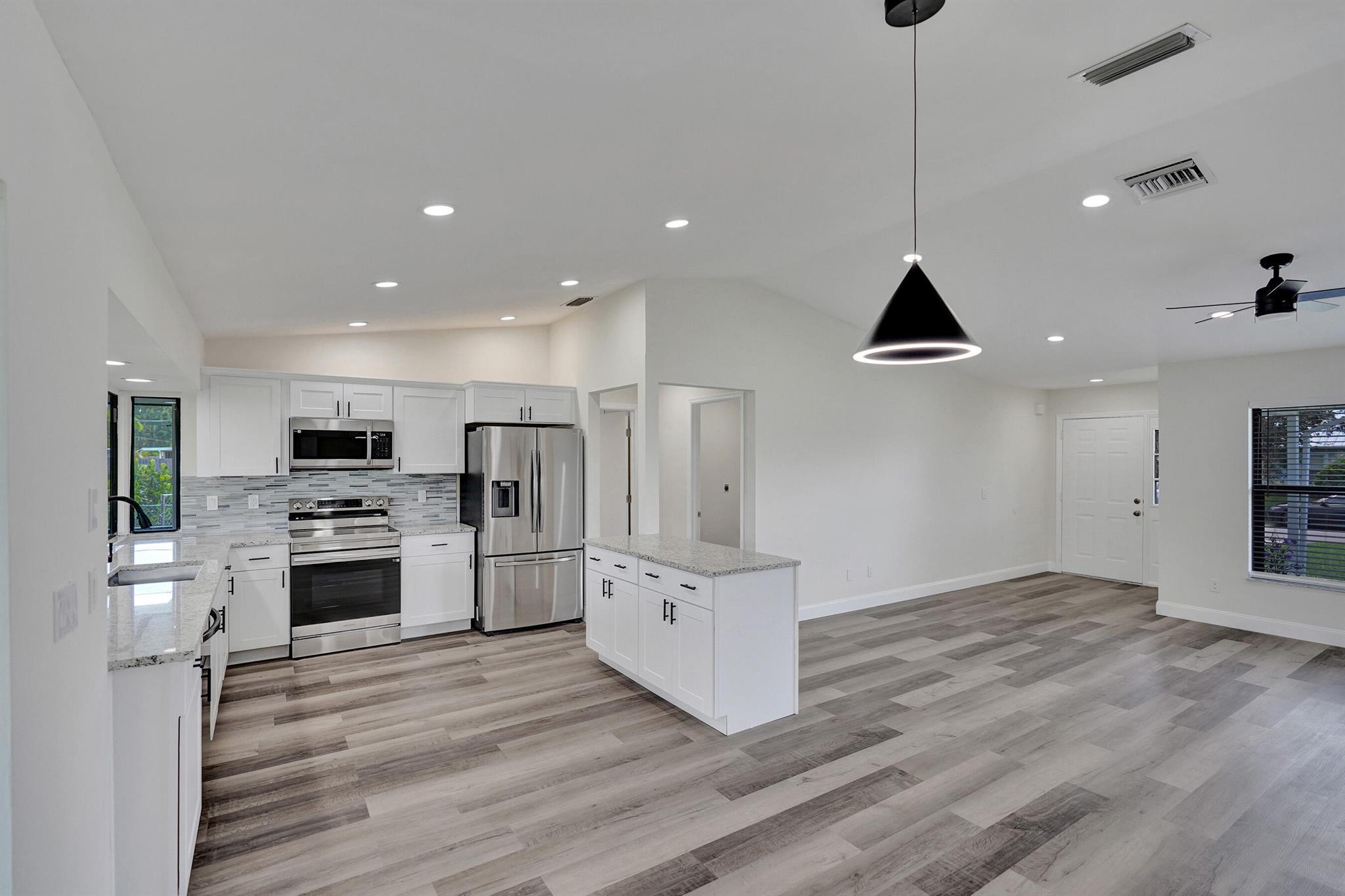 347 SW Duxbury Avenue