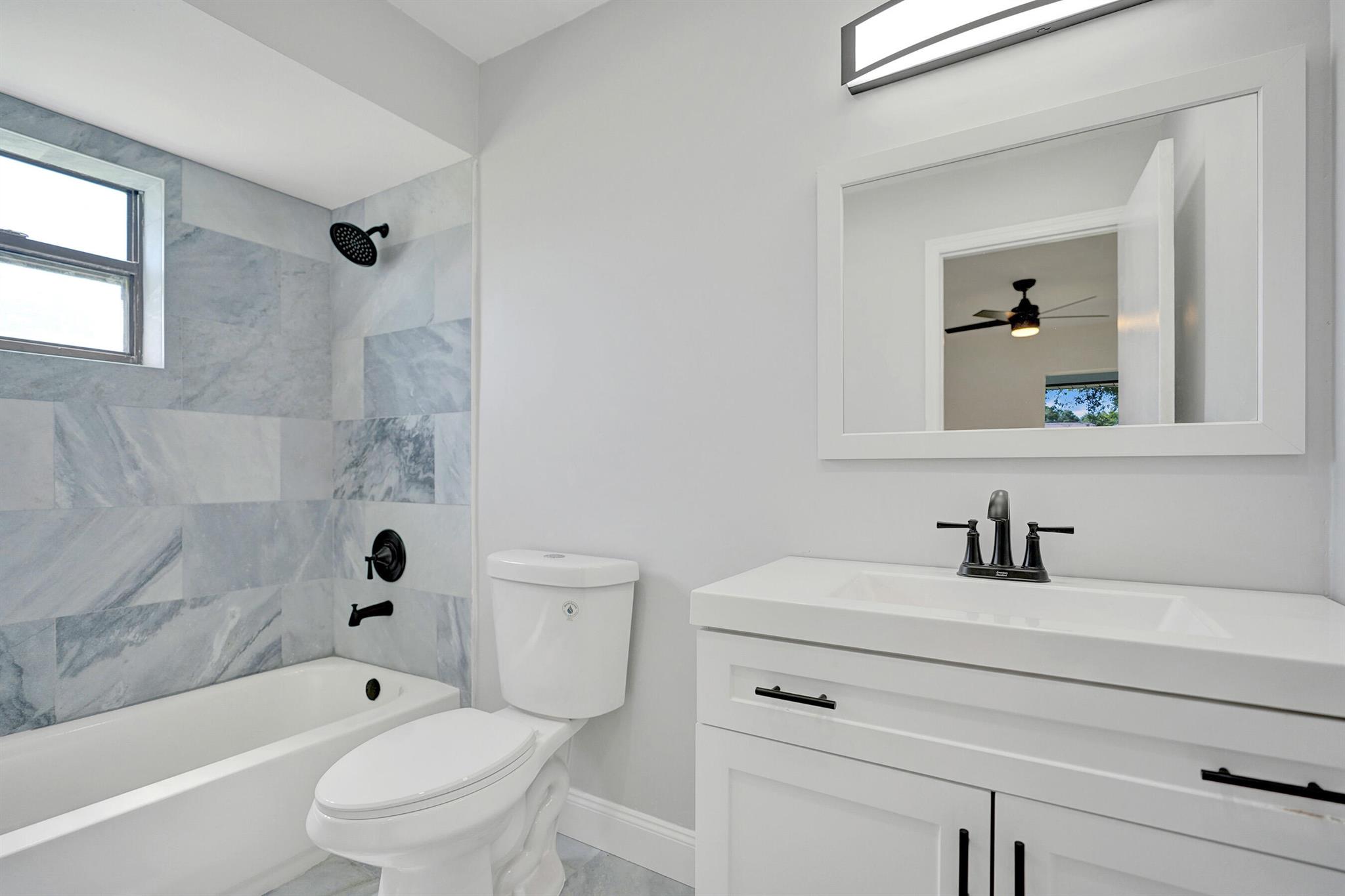 347 SW Duxbury Avenue