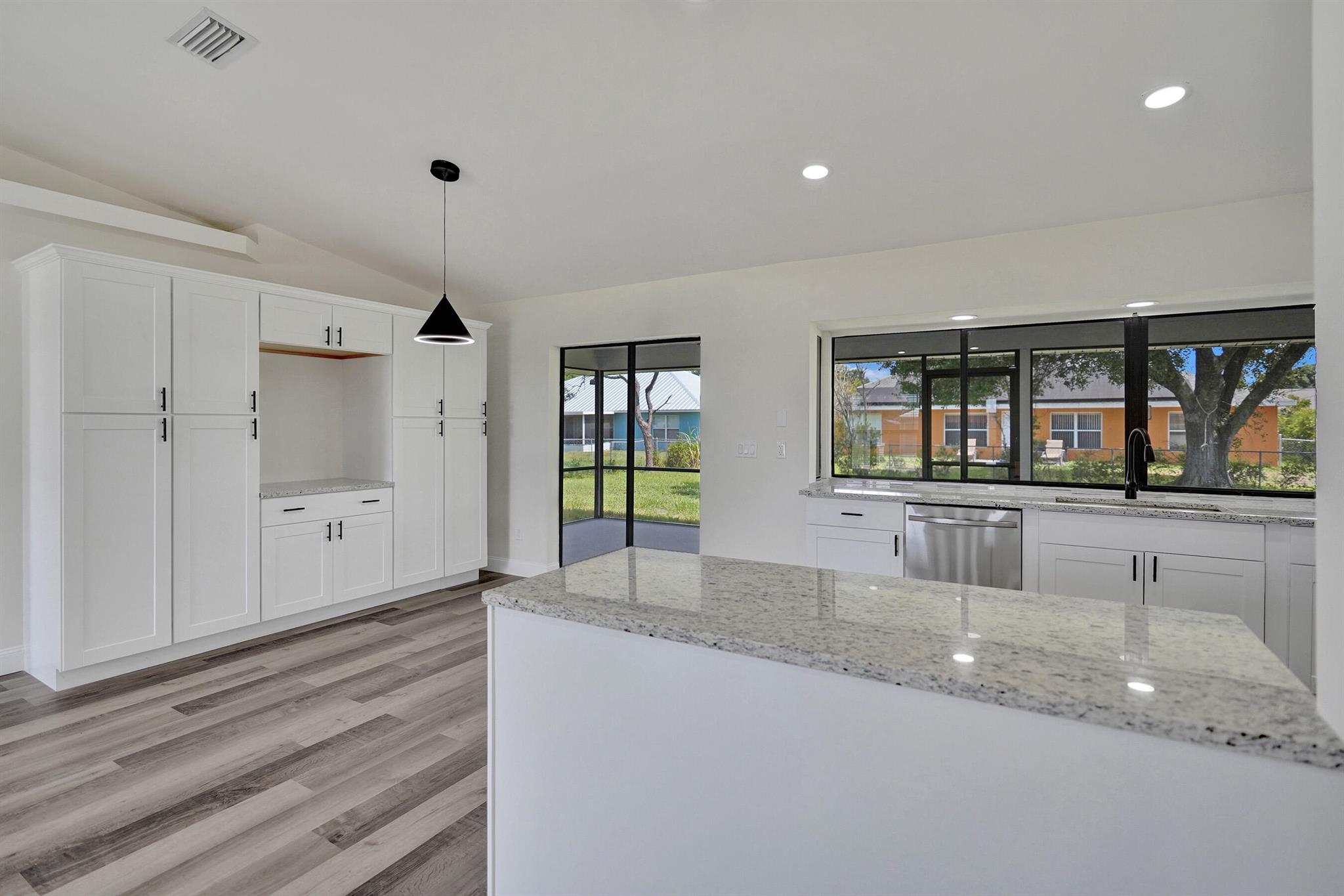 347 SW Duxbury Avenue