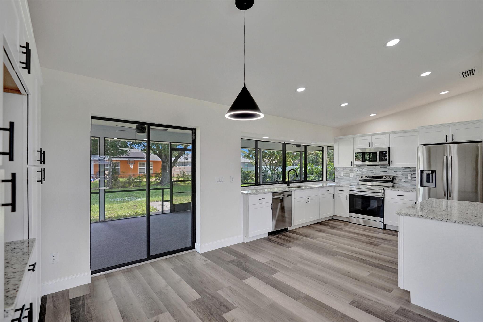 347 SW Duxbury Avenue