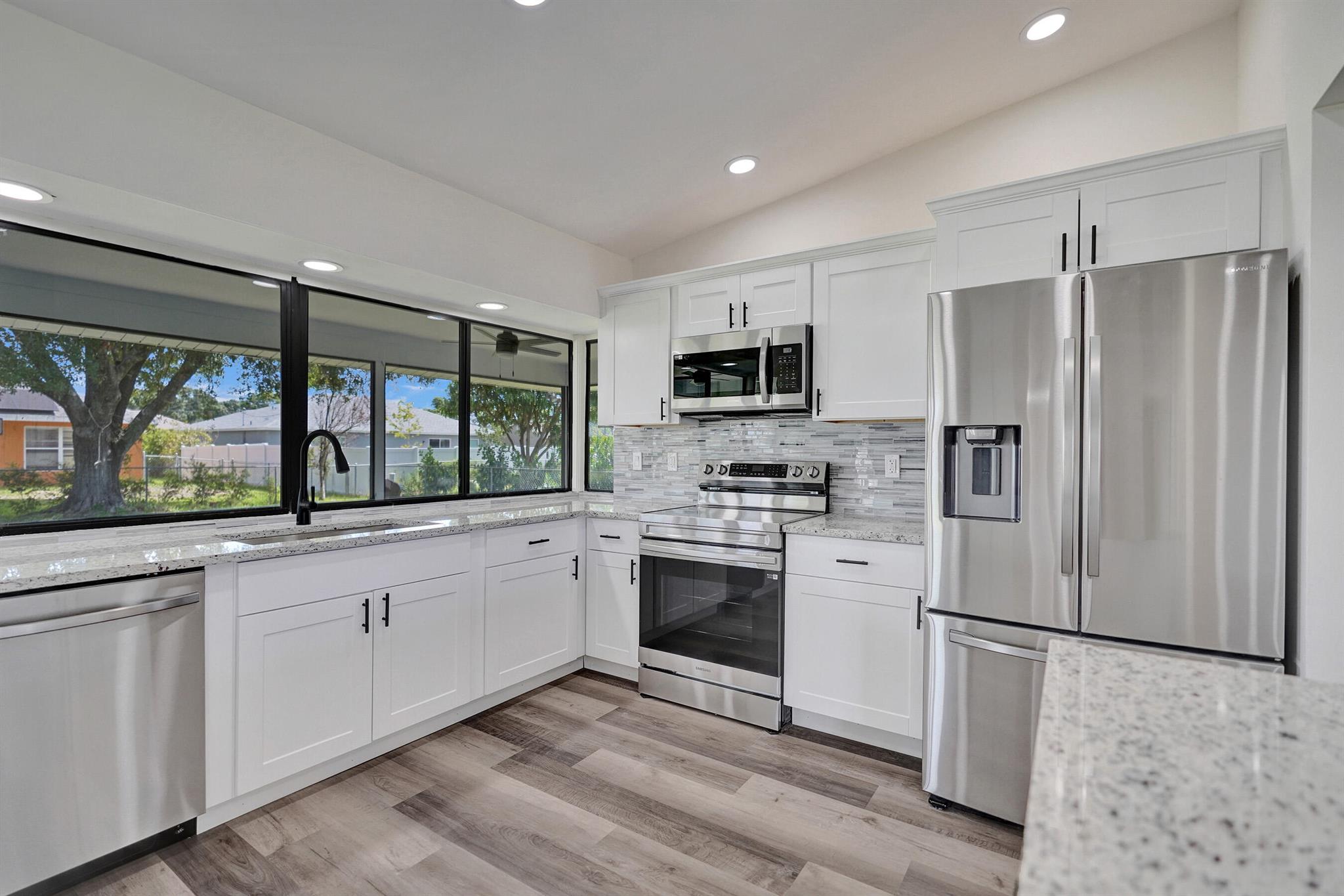 347 SW Duxbury Avenue