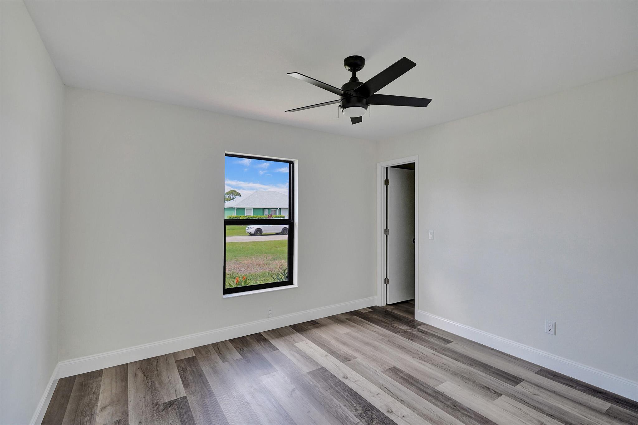 347 SW Duxbury Avenue