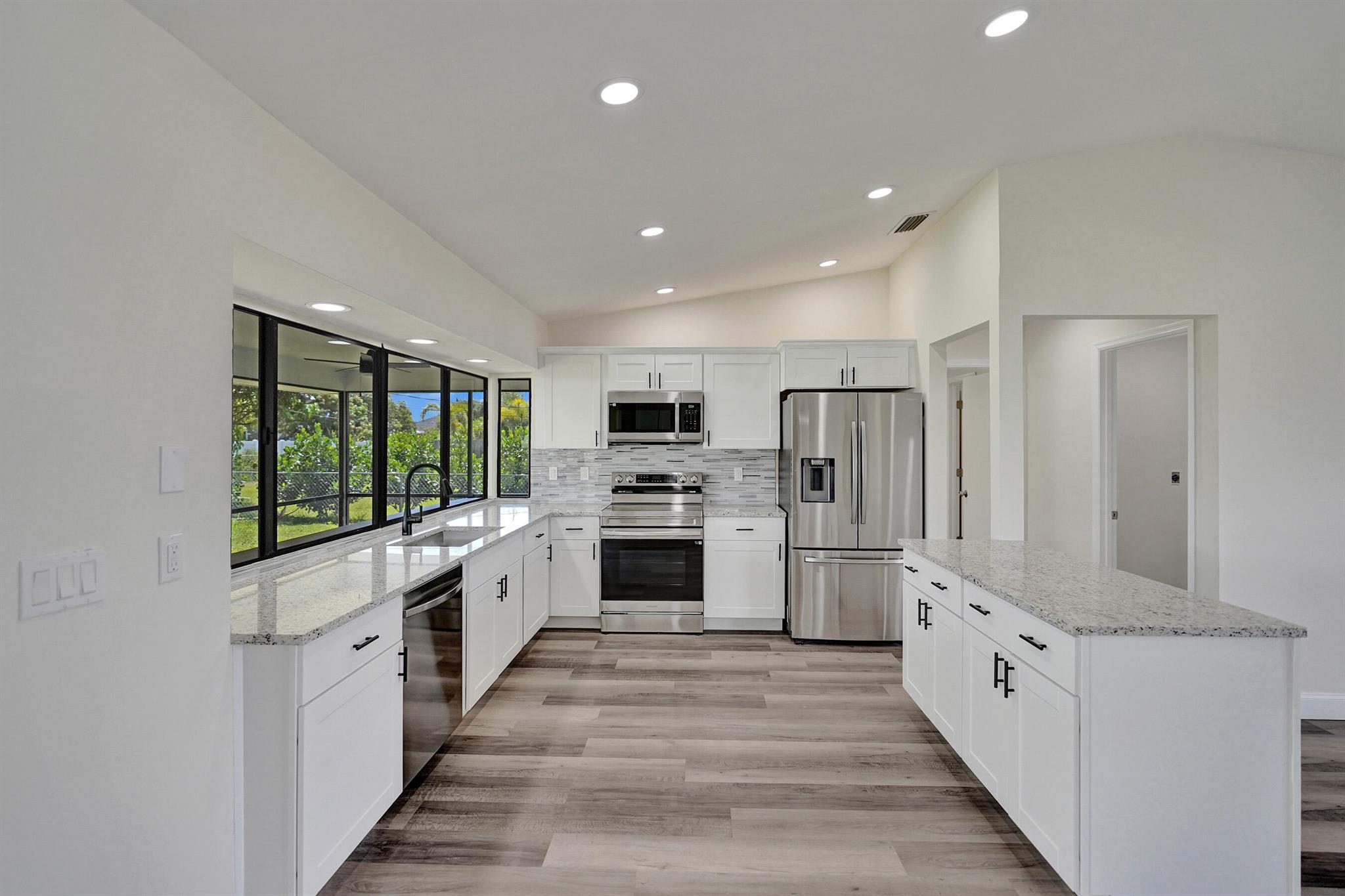 347 SW Duxbury Avenue