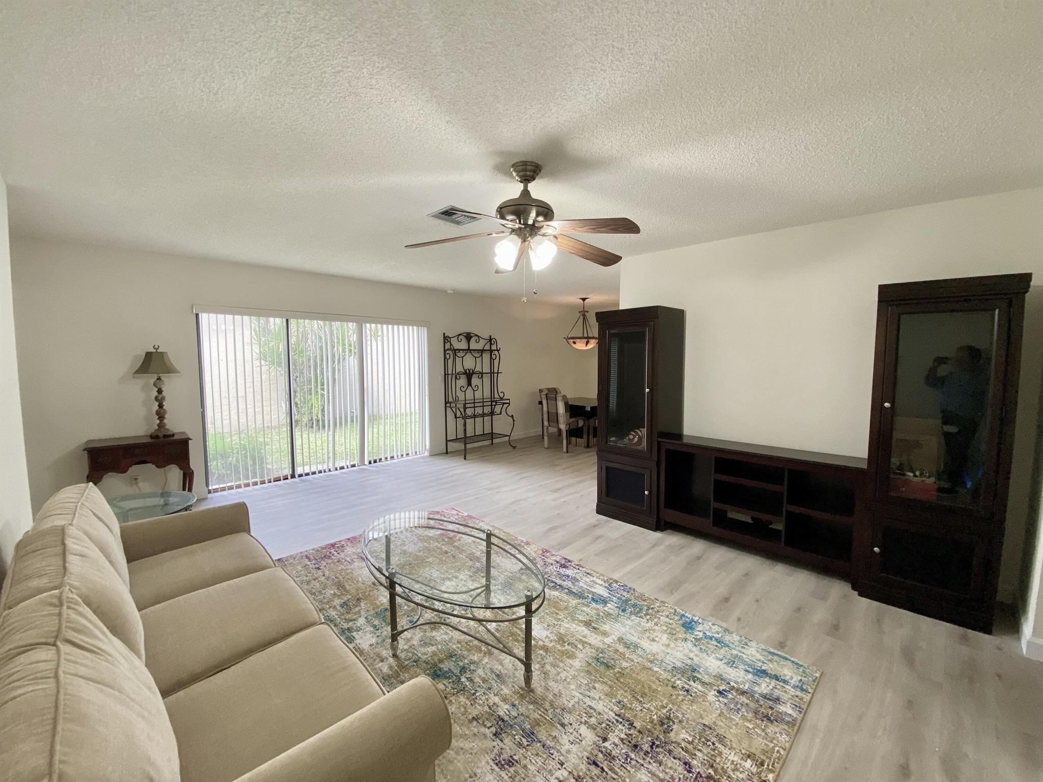 5304 Mirror Lakes Boulevard