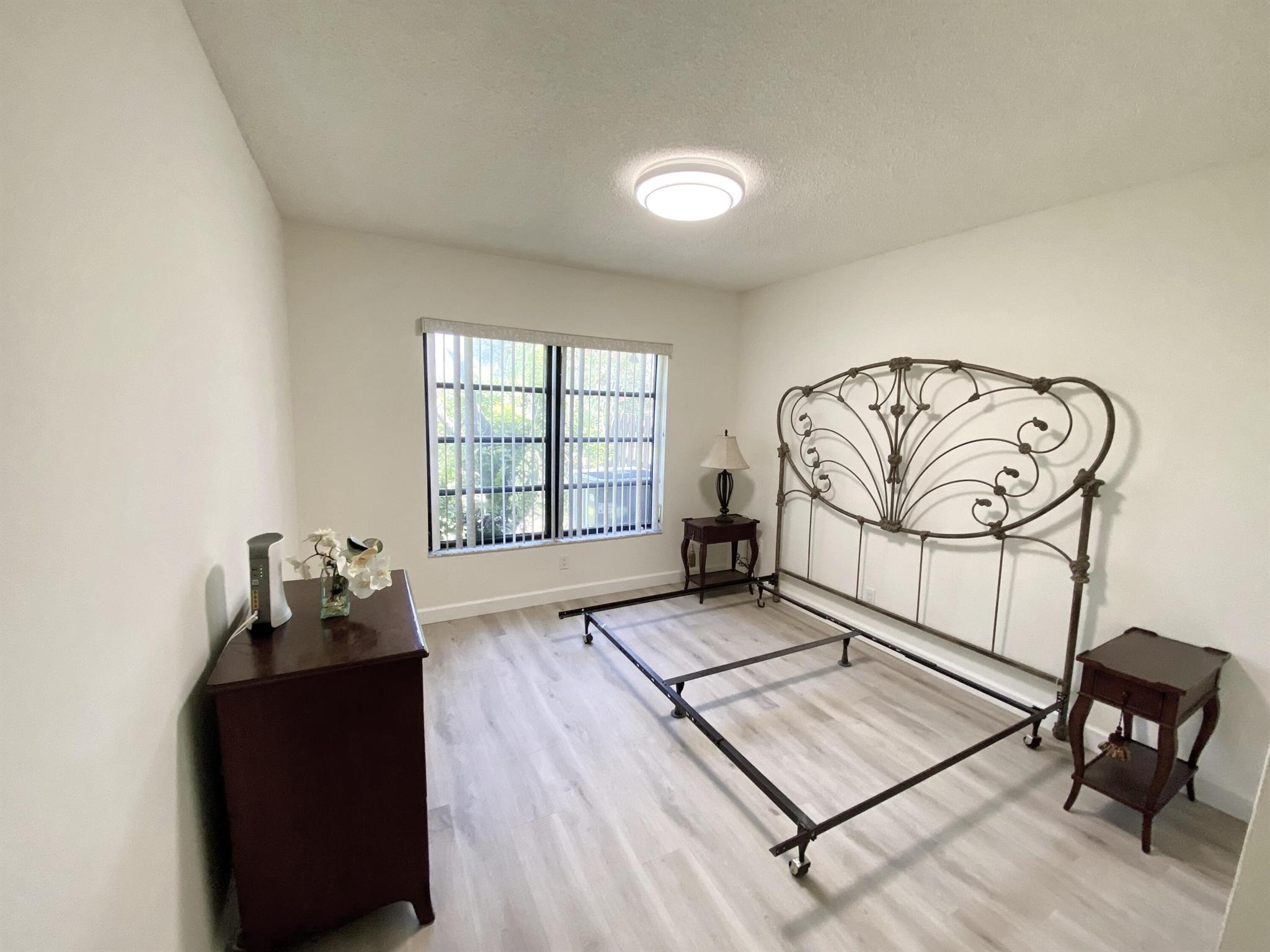 5304 Mirror Lakes Boulevard