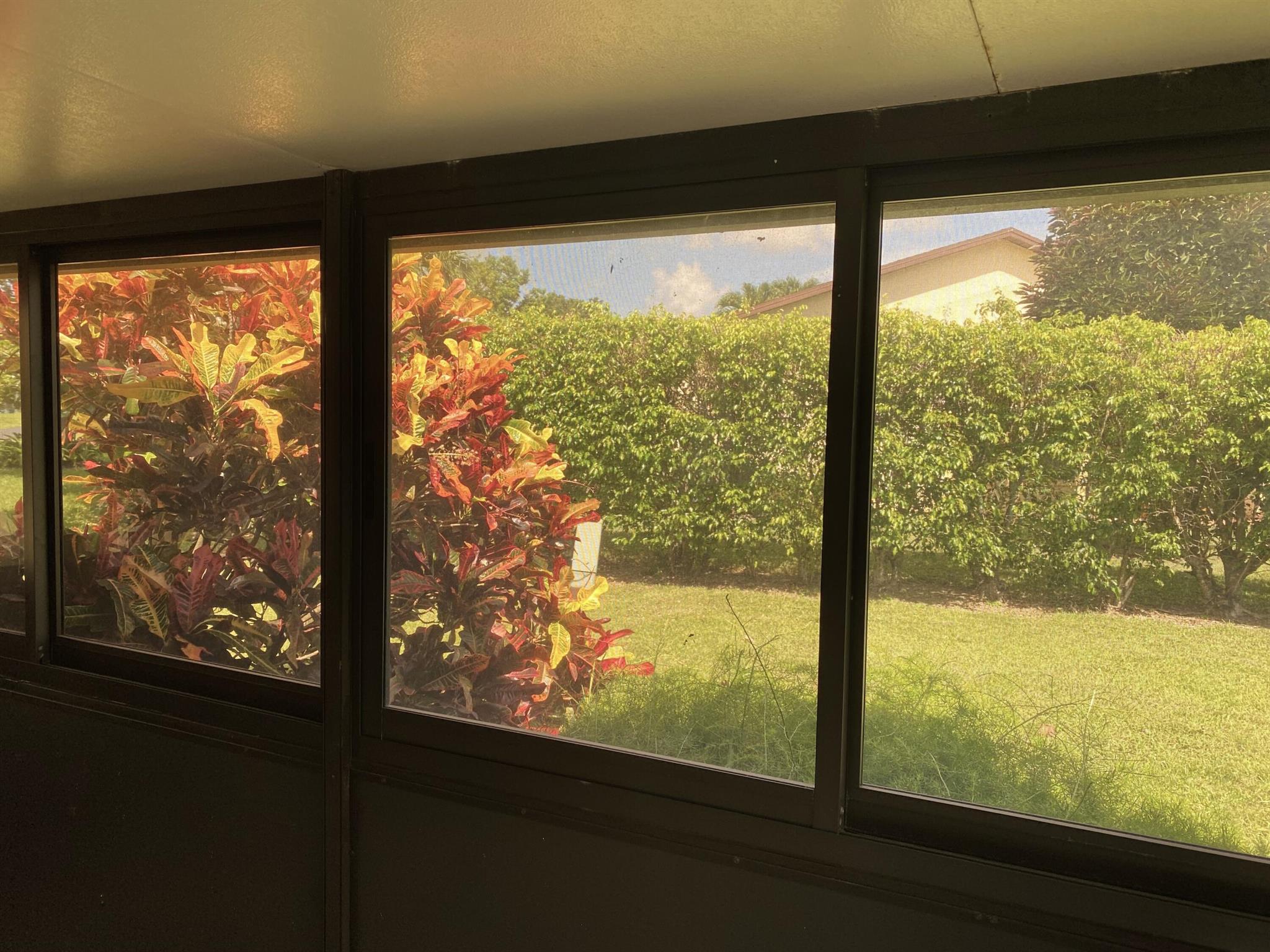 5304 Mirror Lakes Boulevard