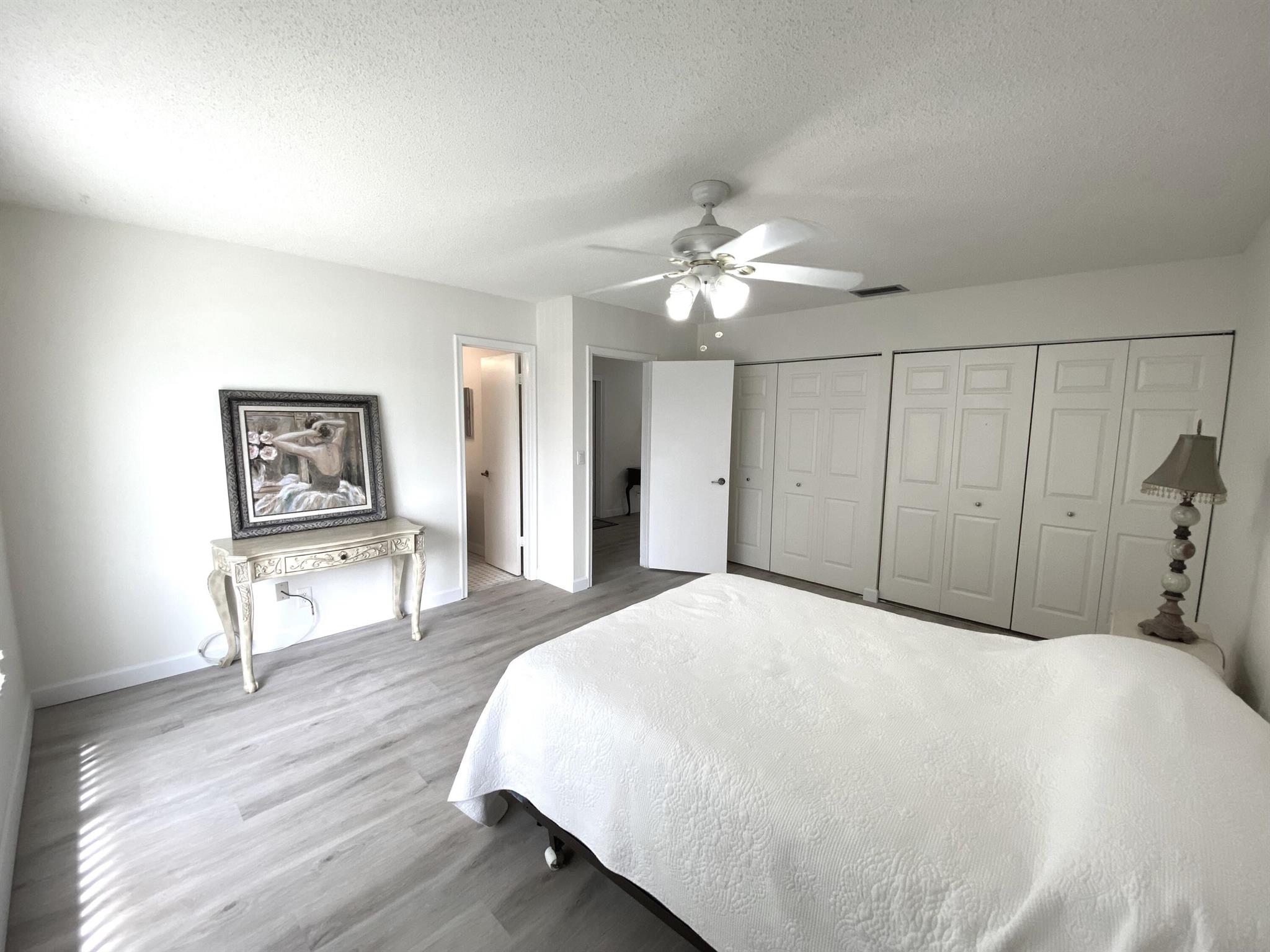 5304 Mirror Lakes Boulevard