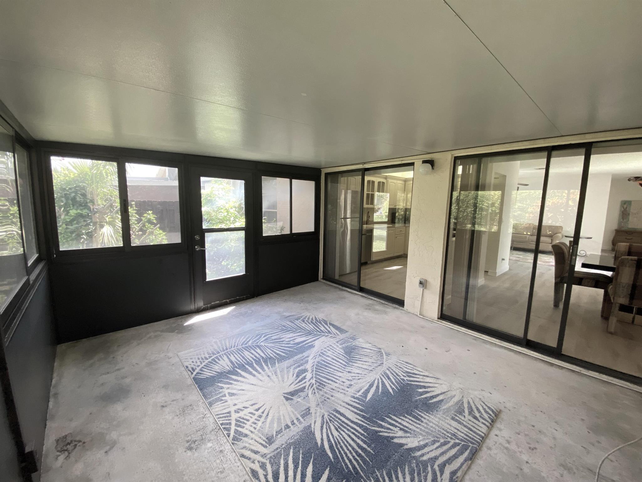 5304 Mirror Lakes Boulevard