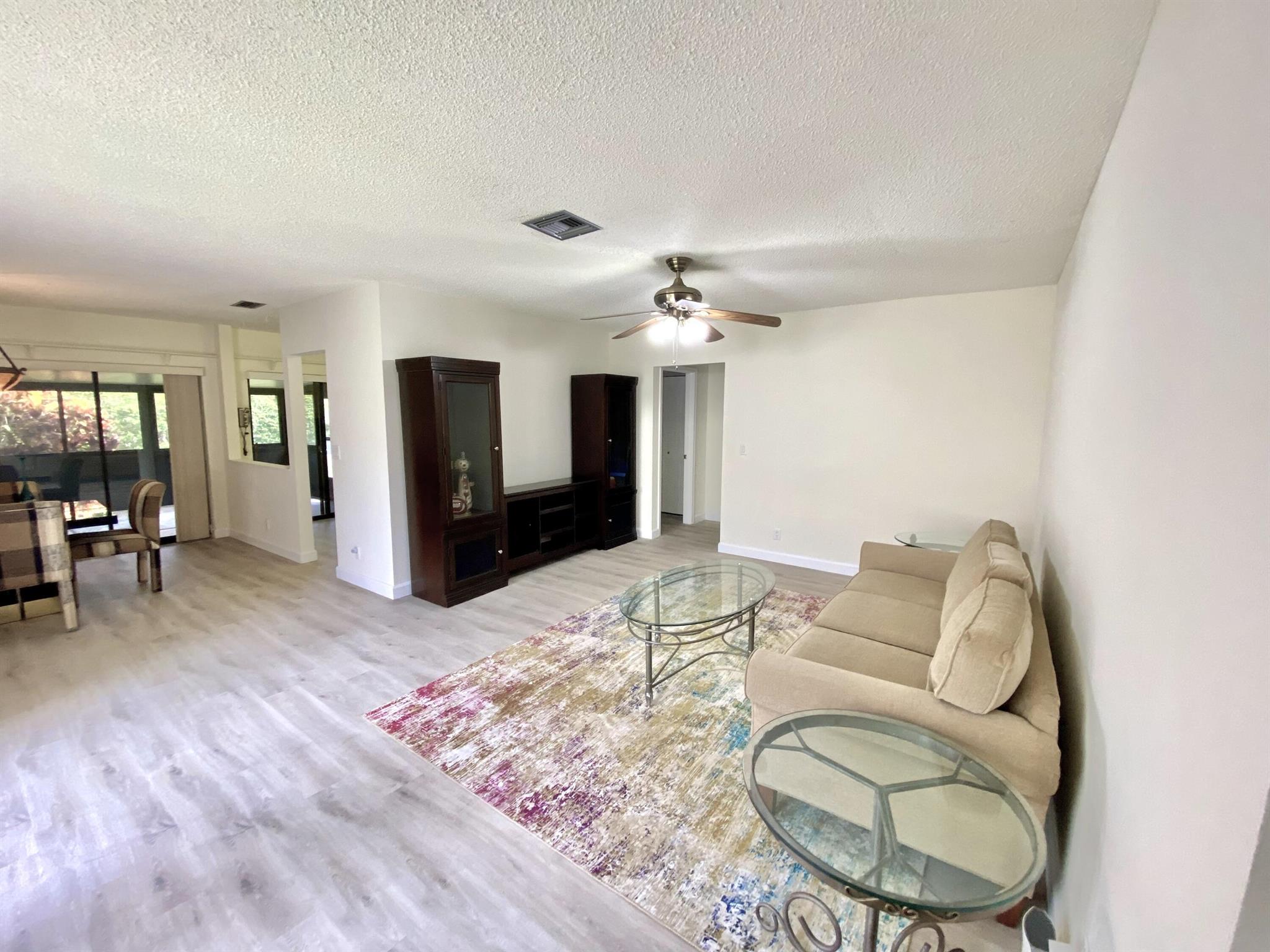 5304 Mirror Lakes Boulevard