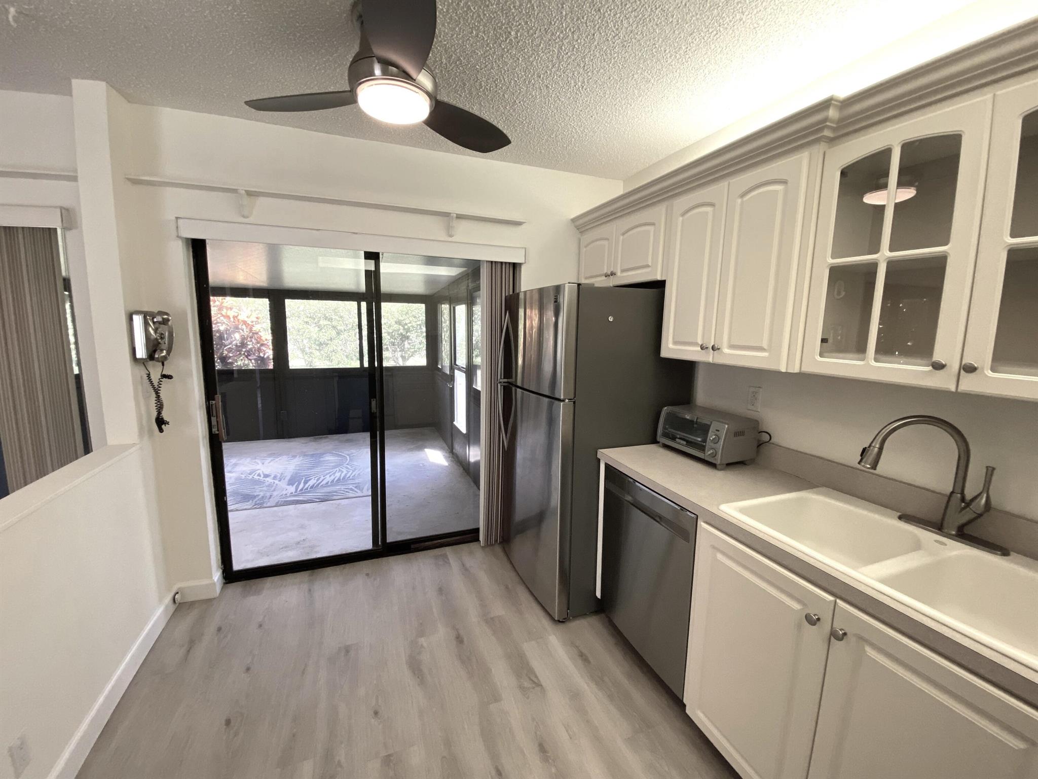 5304 Mirror Lakes Boulevard