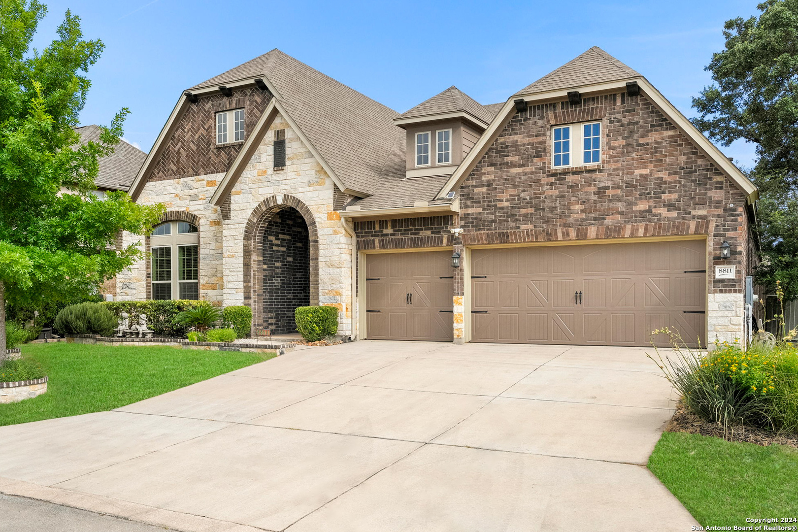 8811 SHADY GATE