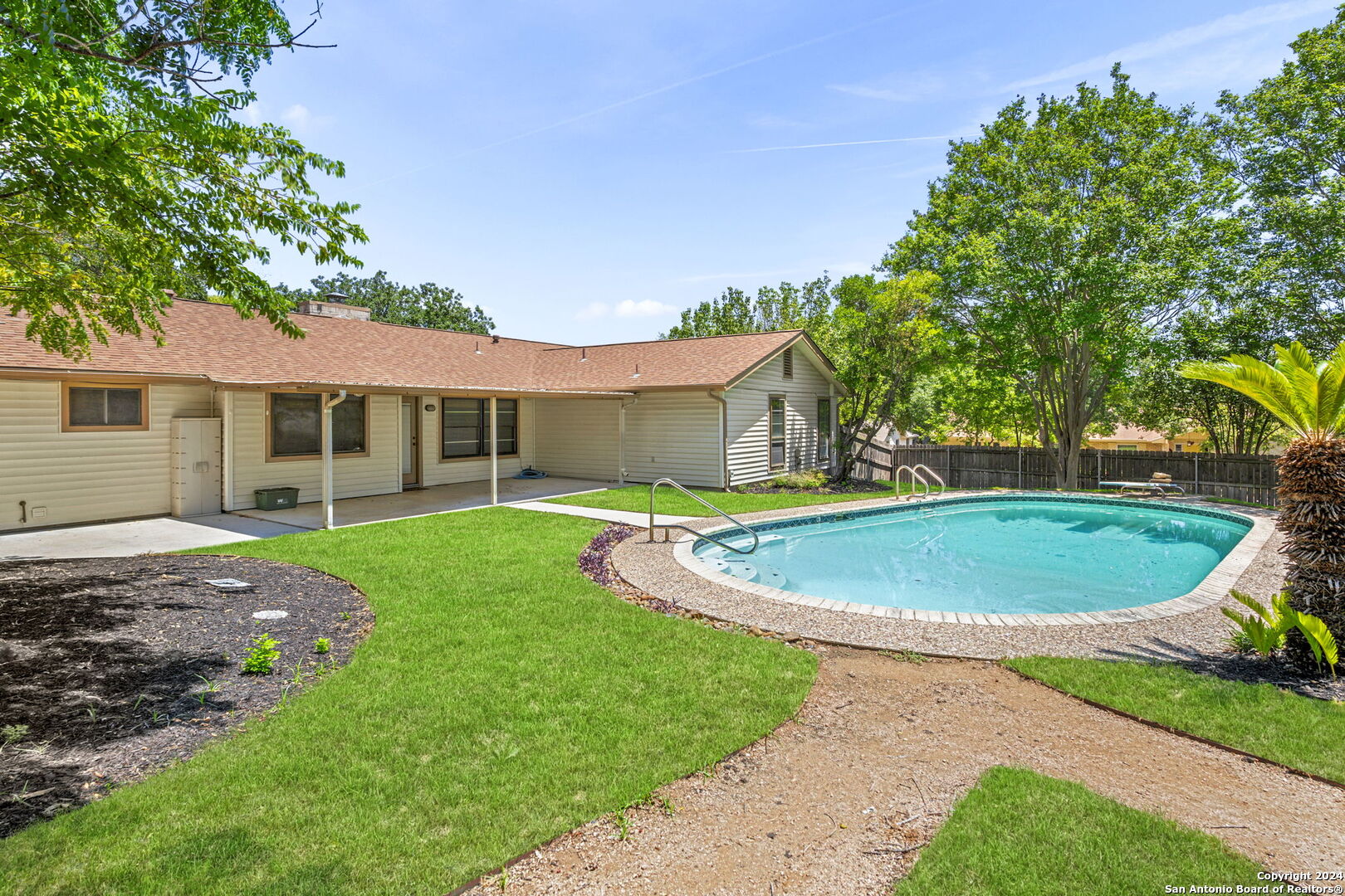102 Laural Ln