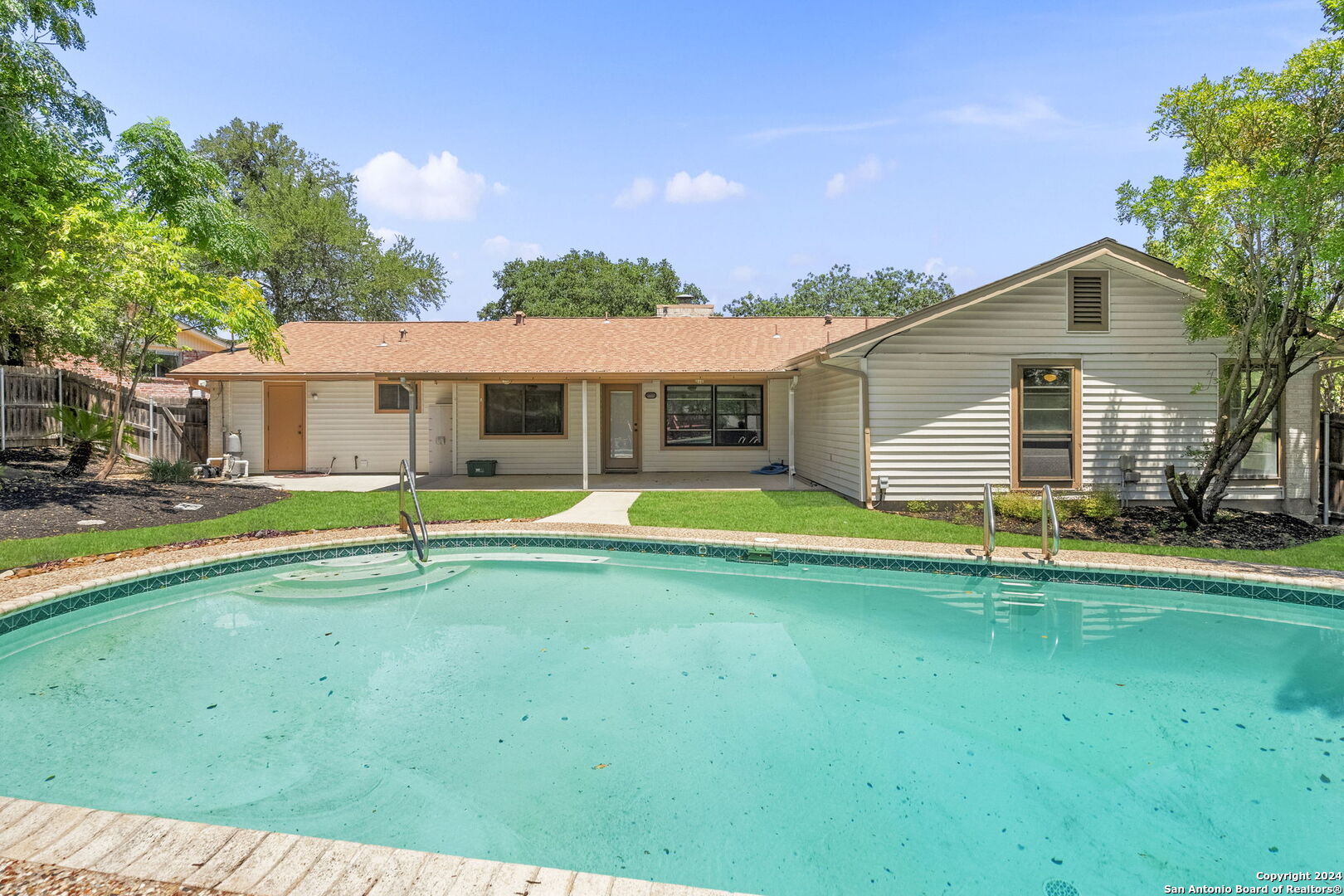 102 Laural Ln
