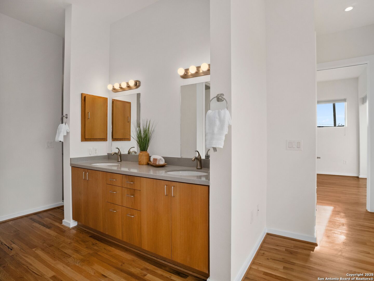 1126 E quincy