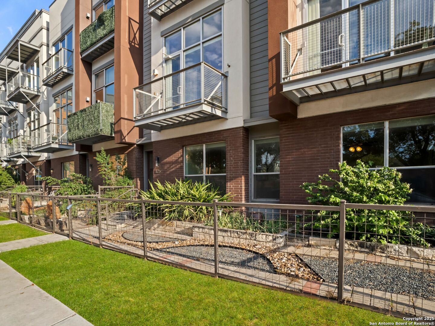 1126 E quincy