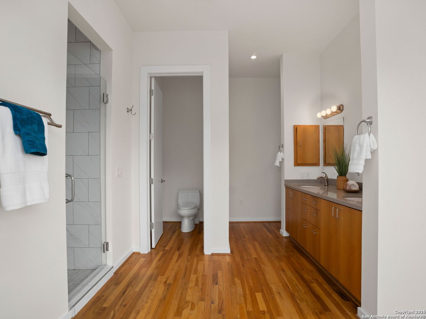 1126 E quincy