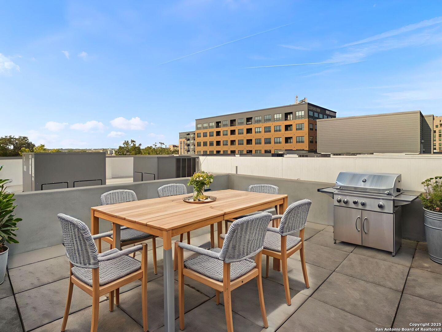 1126 E quincy