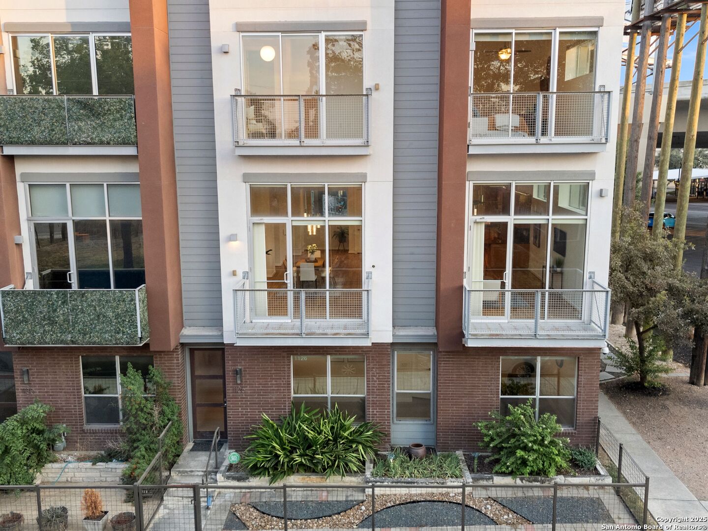 1126 E quincy