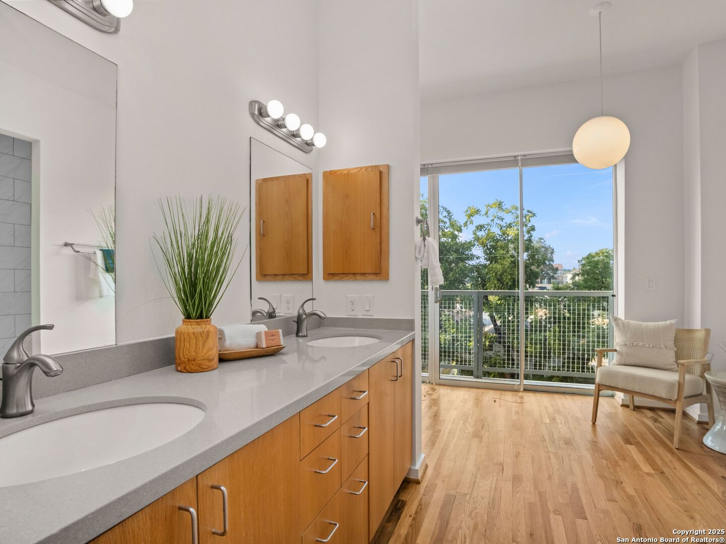 1126 E quincy