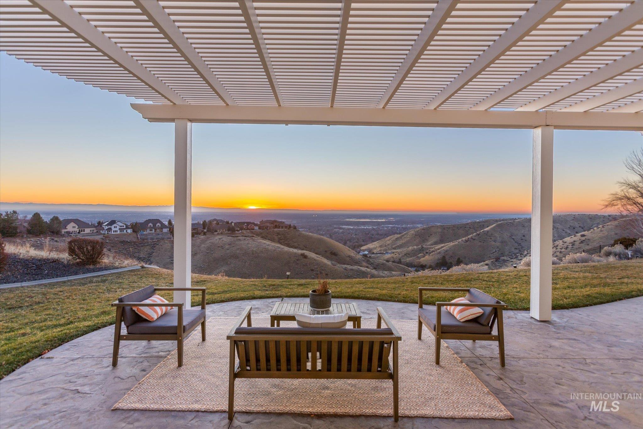 5560 N Quail Summit Place