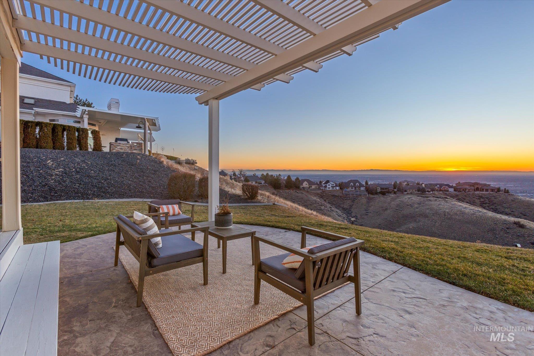 5560 N Quail Summit Place