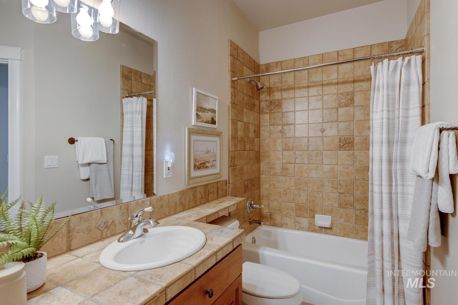 5560 N Quail Summit Place