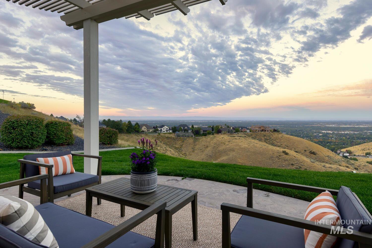 5560 N Quail Summit Place