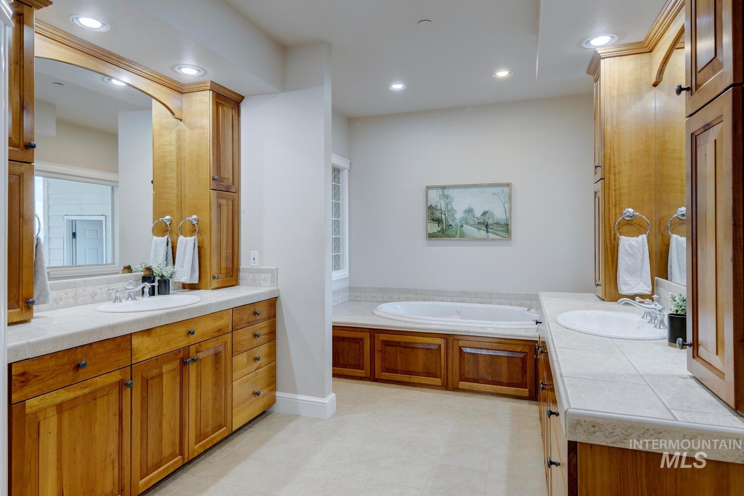 5560 N Quail Summit Place