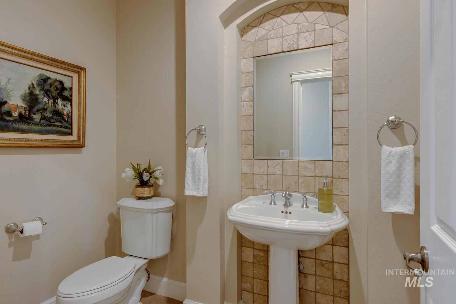 5560 N Quail Summit Place